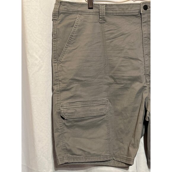 Wrangler Mens Size 42 Light Gray Cargo Shorts With Multiple Pockets & Belt Loops - Picture 3 of 10